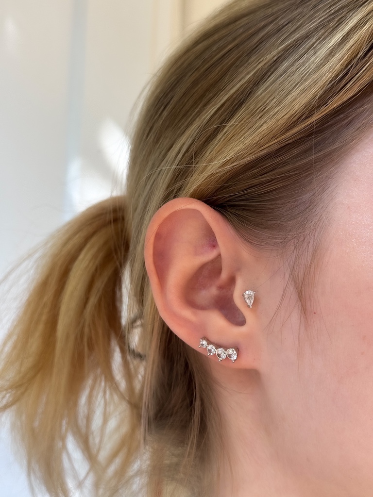 Fülre simuló fülbevaló kerek cirkónia kövekkel