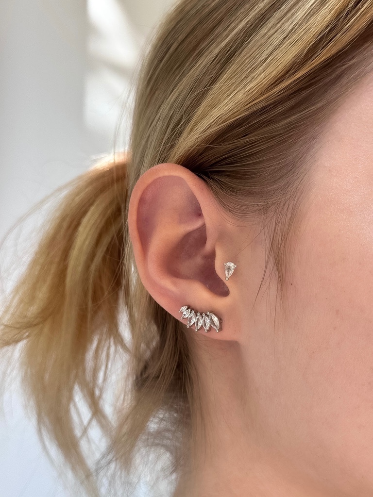 Fülre simuló fülbevaló marquise alakú cirkónia kövekkel