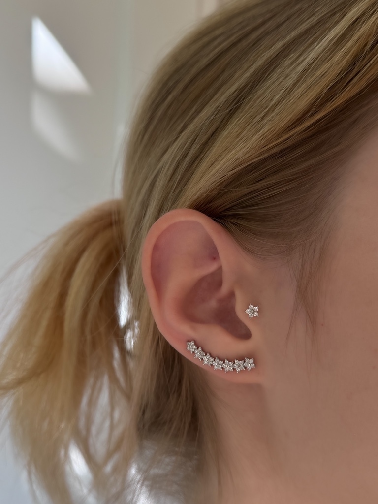 Fülre simuló fülbevaló virágmintával, cirkónia kövekkel